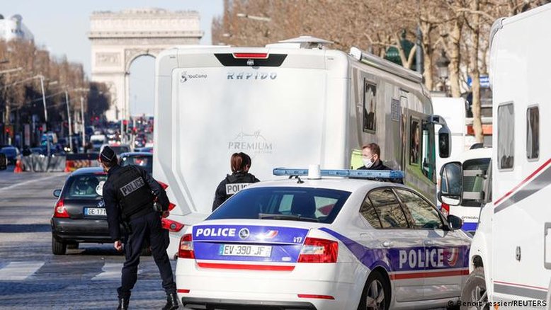 Comboio antivacina bloqueia Arco do Triunfo, em Paris