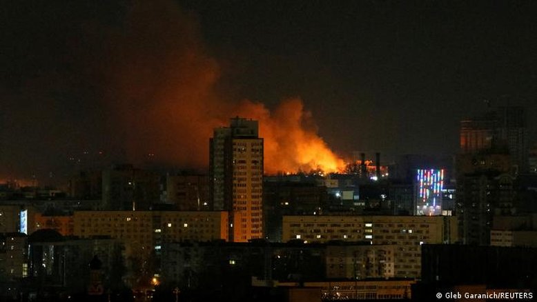 Militares russos avançam sobre Kiev por terra e ar