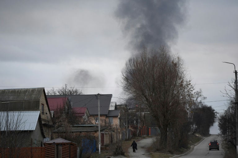 Exército russo se aproxima de Kiev para ‘decapitar’ o governo, diz EUA