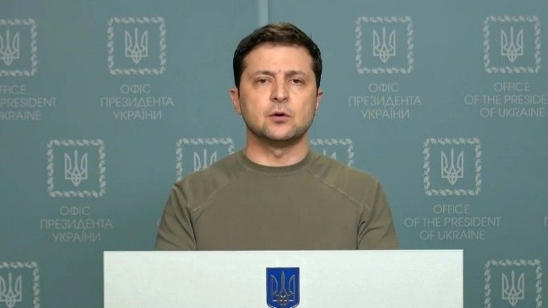 Militares russos atacam fontes de combustível; EUA e UE analisam excluir bancos russos de sistema global de pagamentos