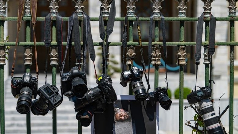 Três jornalistas são libertados na Turquia após voltar brevemente à prisão