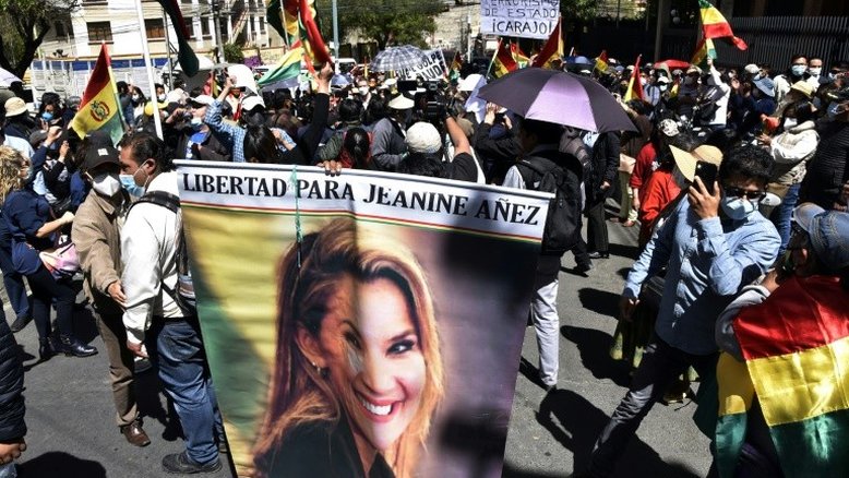 Ex-presidente boliviana Jeanine Áñez começa a ser julgada por 'golpe de Estado'