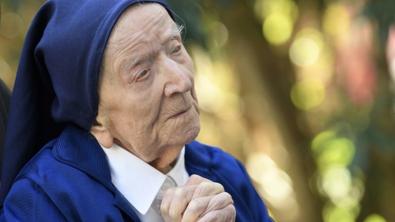 Mulher mais velha da França celebra 118 anos, com vinho e algum cansaço
