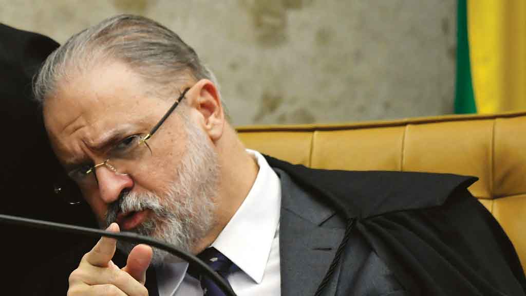 OMISSO Augusto Aras: parlamentares acusam o alinhamento do procurador-Geral com o governo Bolsonaro