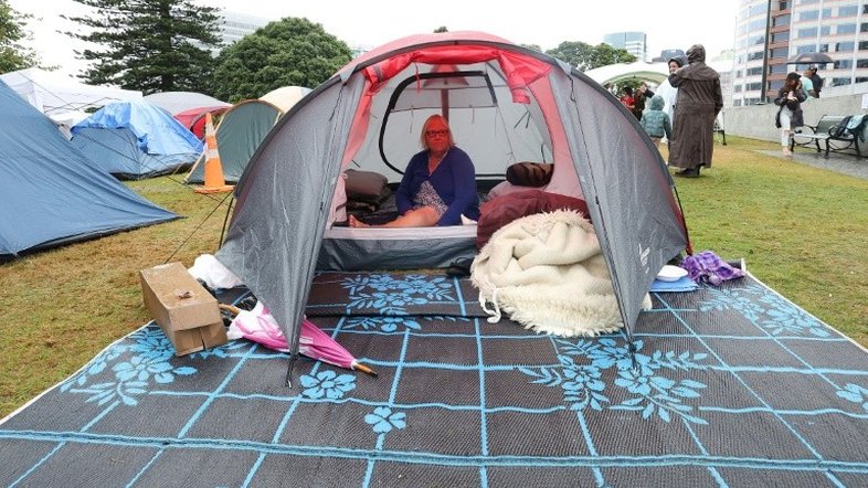 Apesar de ciclone, neozelandeses mantêm protesto antivacina