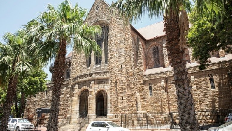 Incêndio na catedral onde estão as cinzas de Desmond Tutu