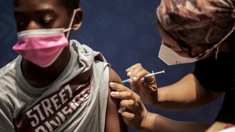 OMS: 'fase aguda' da pandemia pode acabar em 2022, se 70% do mundo estiver vacinado