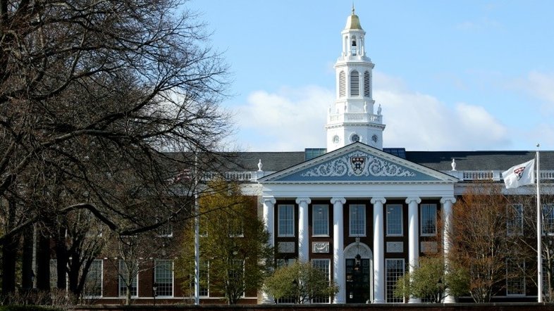 Alunas processam Harvard por ignorar assédio sexual de professor