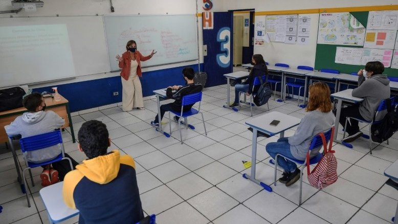 (ARQUIVOS) Nesta foto de arquivo tirada em 03 de novembro de 2020 Alunos assistem a aula na escola Milton da Silva Rodrigues, em meio à pandemia do novo coronavírus COVID-19, em São Paulo, Brasil, no primeiro dia de retorno aos alunos do ensino médio aulas no estado de São Paulo. - AFP/Arquivos