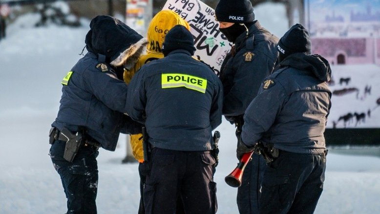 Polícia canadense lança operação de desbloqueio das ruas em Ottawa