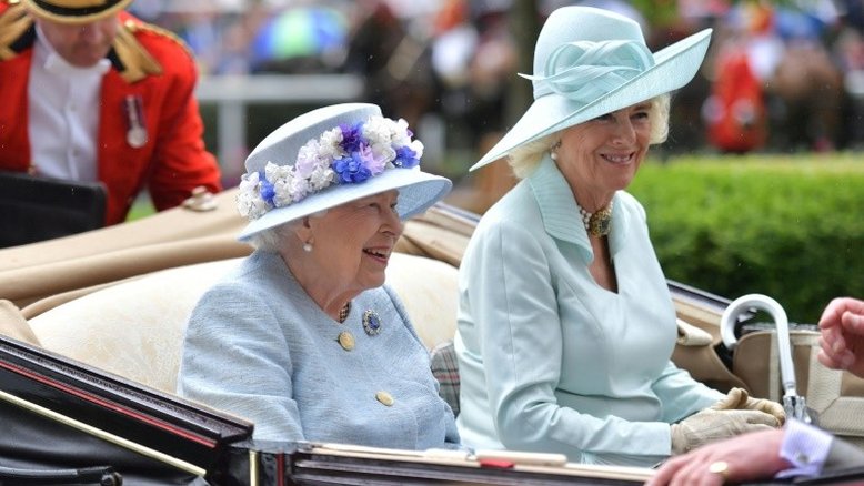 Elizabeth II diz que Camilla deveria se tornar rainha consorte