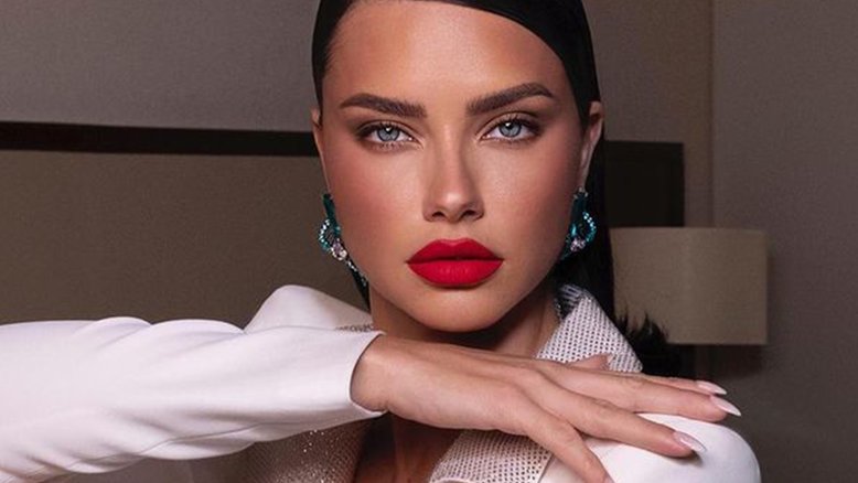 Adriana Lima anuncia gravidez do seu terceiro filho