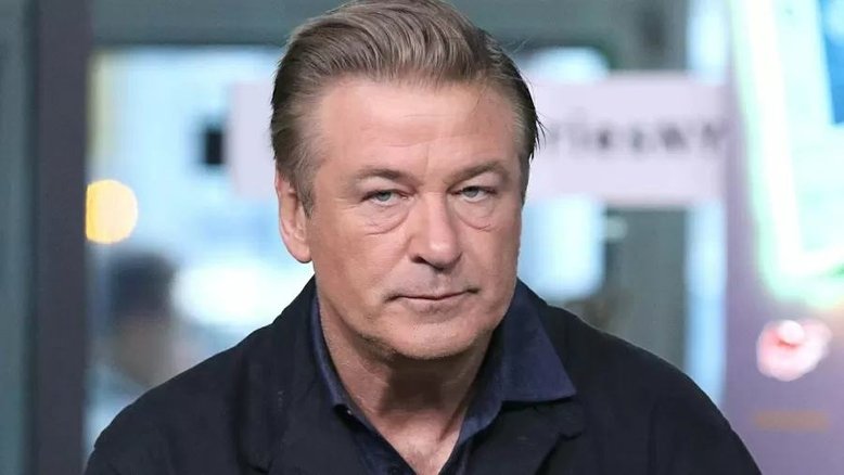 Família de diretora morta a tiro em set processa Alec Baldwin por homicídio