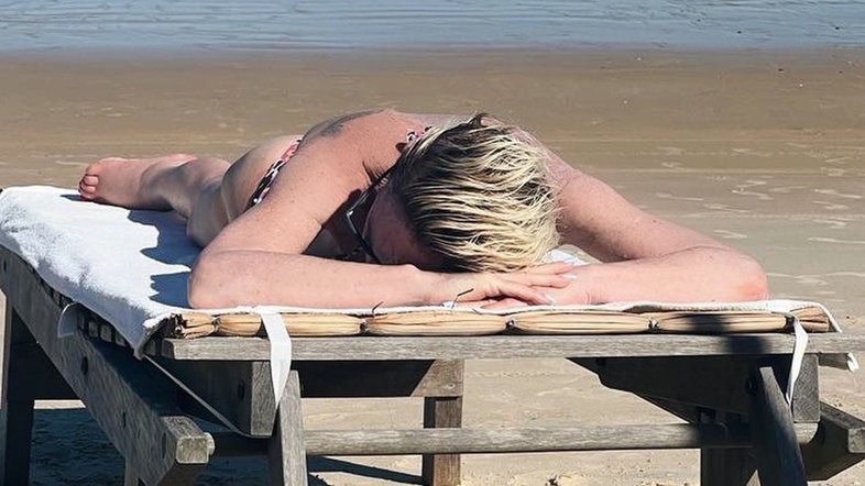 Ana Maria Braga renova bronzeado em praia