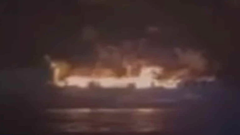 Vídeo: Incêndio destrói balsa que fazia rota entre Itália e Grécia