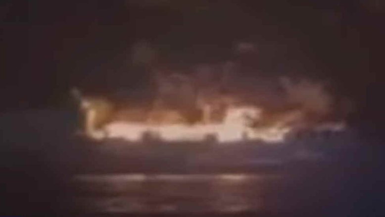 Vídeo: Incêndio destrói balsa que fazia rota entre Itália e Grécia