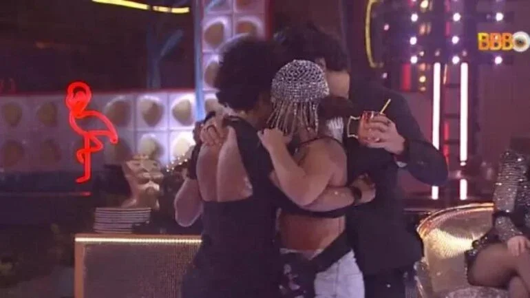BBB 22: Eliezer, Maria e Natália dão beijo triplo em pista de dança