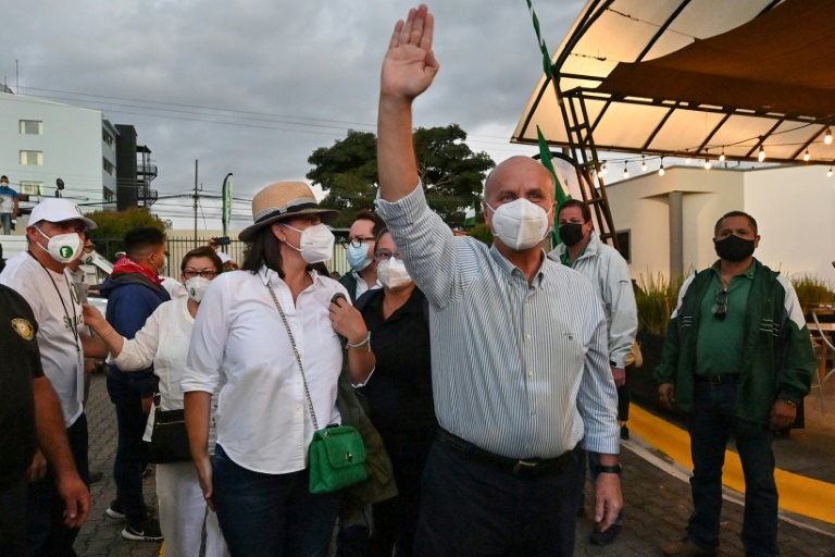 Ex-presidente e ex-ministro vão para o segundo turno na Costa Rica