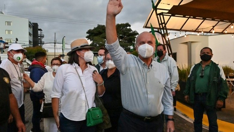Ex-presidente Figueres lidera 1º turno da eleição na Costa Rica