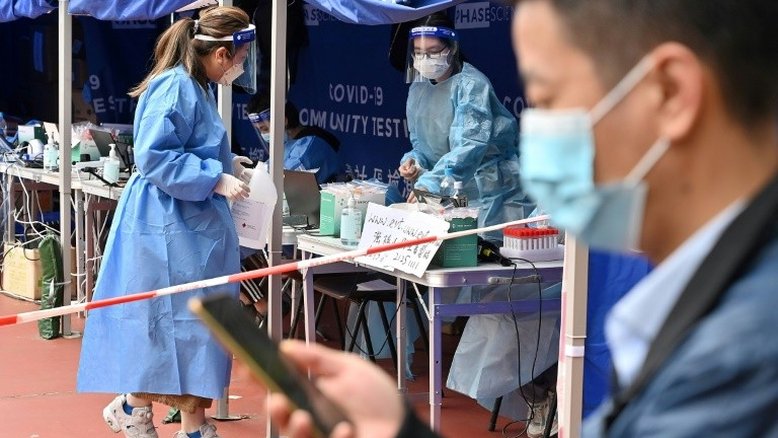 Hong Kong impõe medidas anticovid mais rígidas após recorde de casos diários