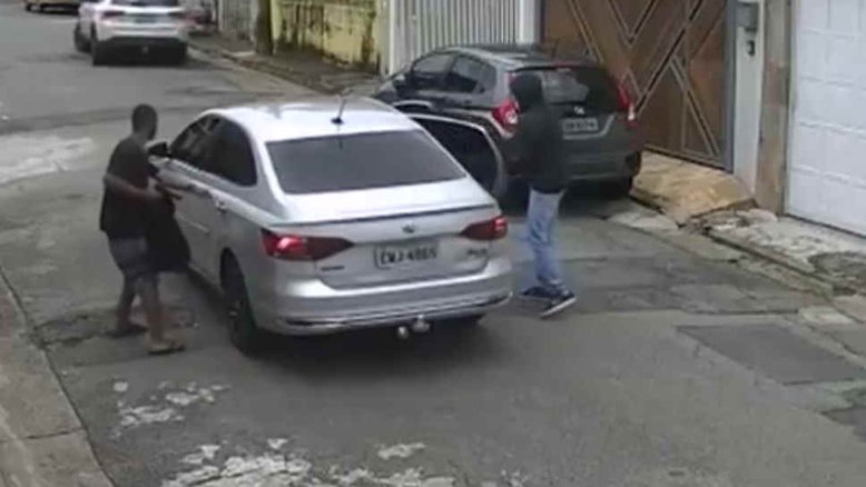SP: Bandidos fazem arrastão no Butantã e atacam três carros em cinco minutos