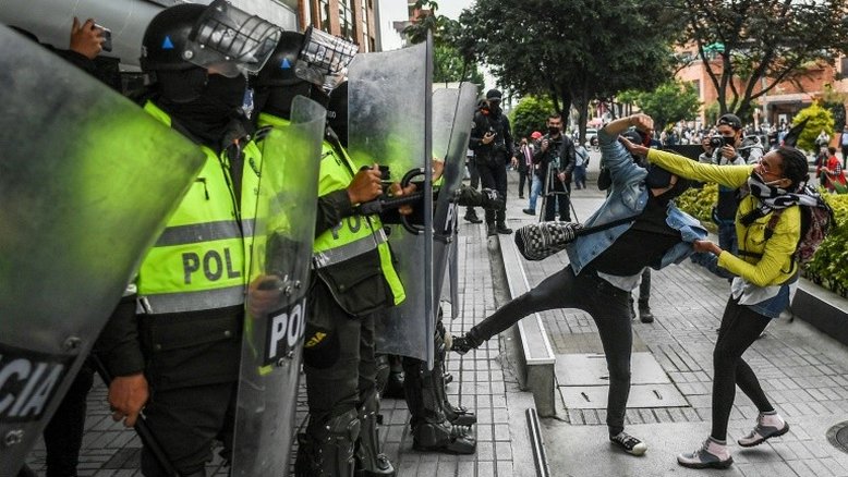 Fórum com a extrema-direita espanhola provoca tumultos em Bogotá