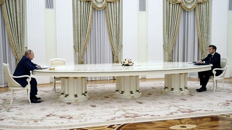 A grande mesa de Putin: precaução sanitária ou sinal de isolamento?