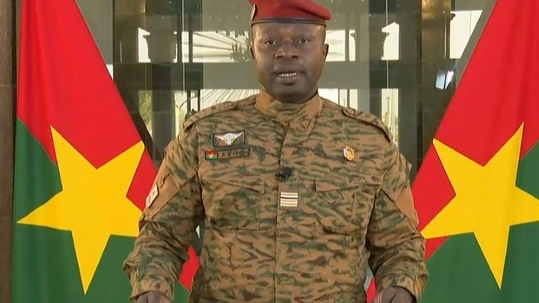 Tenente-coronel Damiba toma posse como presidente de Burkina Faso