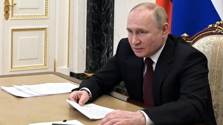 As acusações infundadas de Putin contra a Ucrânia, de genocídio a bombas atômicas