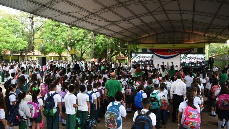 Crianças de uma escola pública no primeiro dia de aulas presenciais após dois anos e meio de ensino remoto devido à pandemia de covid-19, em Assunção, em 21 de fevereiro de 2022 - AFP