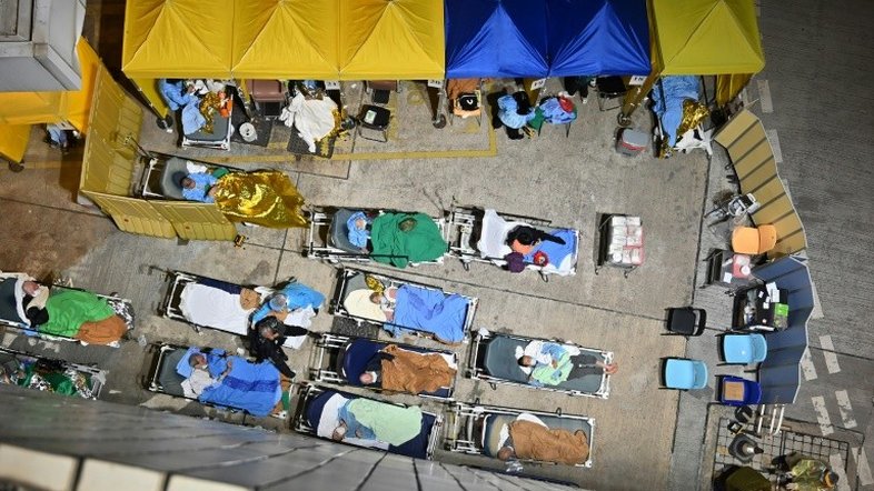 Em Hong Kong, a angústia dos pais separados dos filhos positivos para covid-19