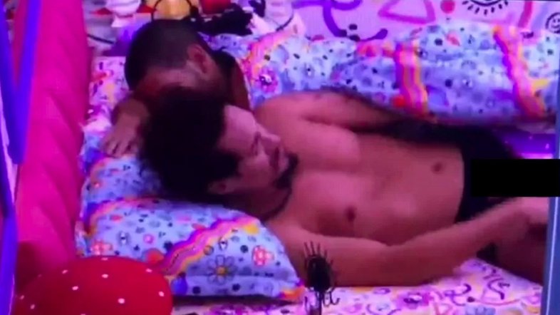 BBB22: Elizer se descuida e mostra demais ao levantar da cama