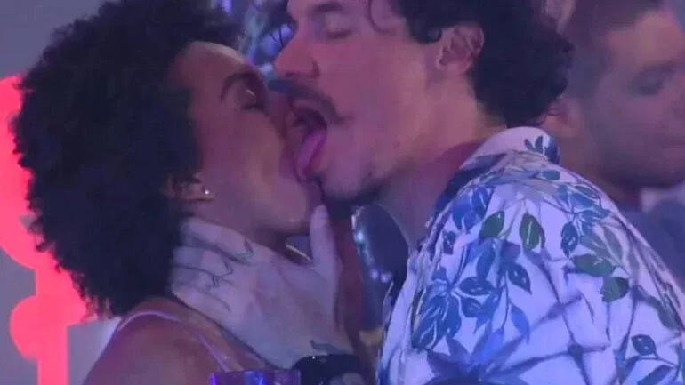 BBB22: Com herpes na boca, Eliezer beija Natália; assista ao vídeo