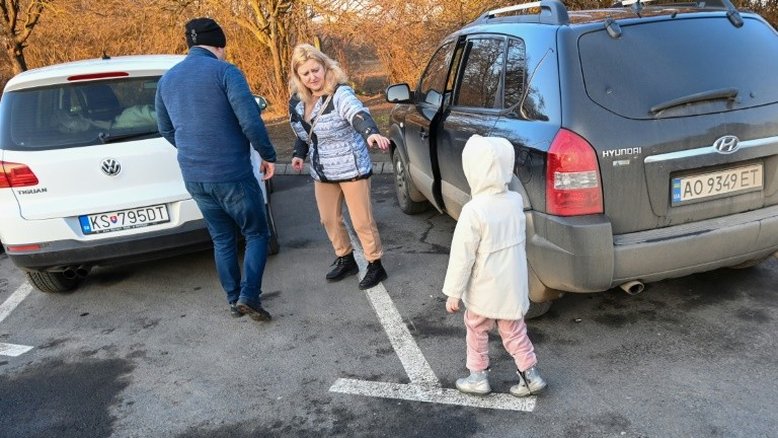 Primeiros refugiados ucranianos chegam à Hungria e à Romênia