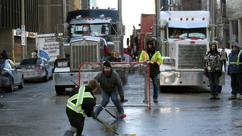 Tensão aumenta por protestos prolongados de caminhoneiros no Canadá