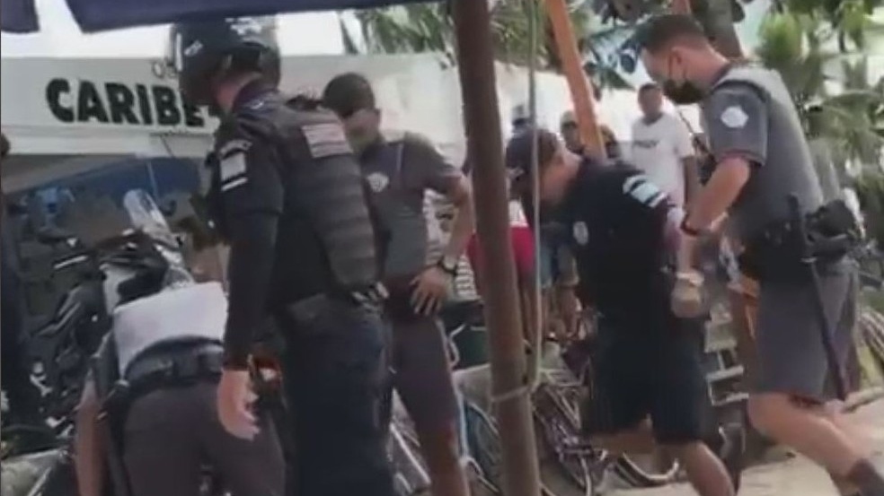 Vídeo: Rapaz é chutado por guarda municipal após ser imobilizado em SP