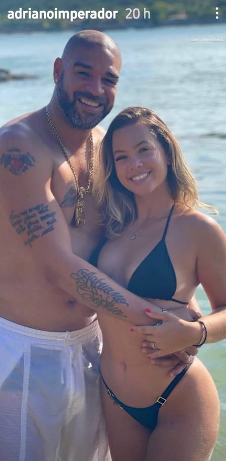 Adriano Imperador vive clima de romance em pleno Carnaval com nova namorada