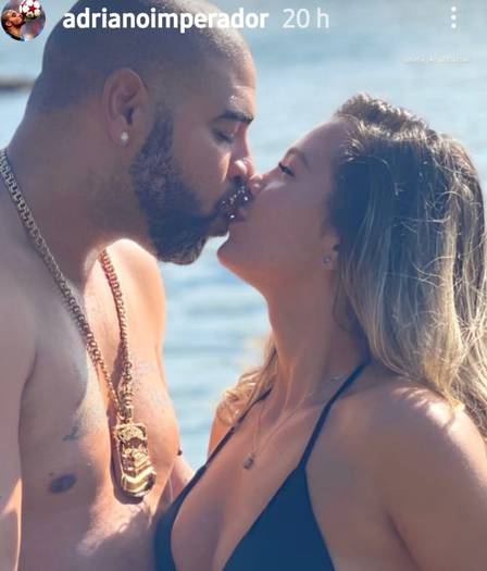 Adriano Imperador vive clima de romance em pleno Carnaval com nova namorada