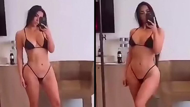 Kim Kardashian posa com biquíni minúsculo
