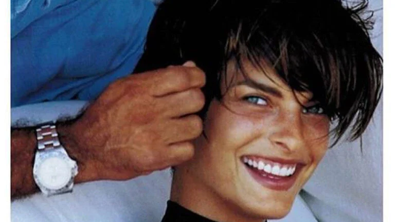 Linda Evangelista fala sobre procedimento: ‘Não me olho no espelho’