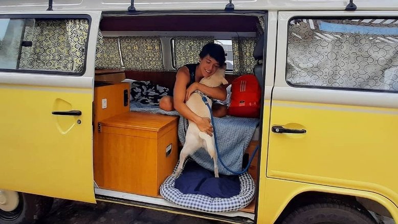 Estudante transforma Kombi em casa enquanto cursa faculdade: 'Não troco mais essa vida por nada'