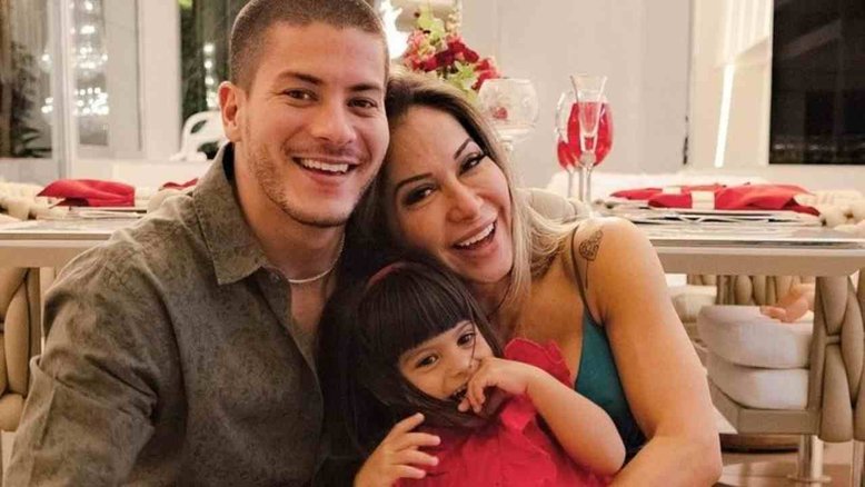 Maíra Cardi explica decisão de não ter mais filhos com Arthur Aguiar: 'Egoísta'