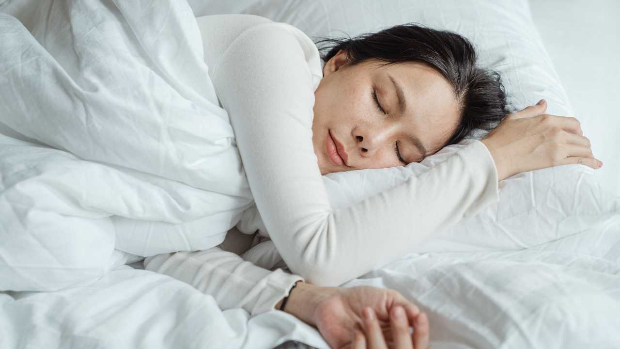 mulher dormindo, benefícios dos cochilos