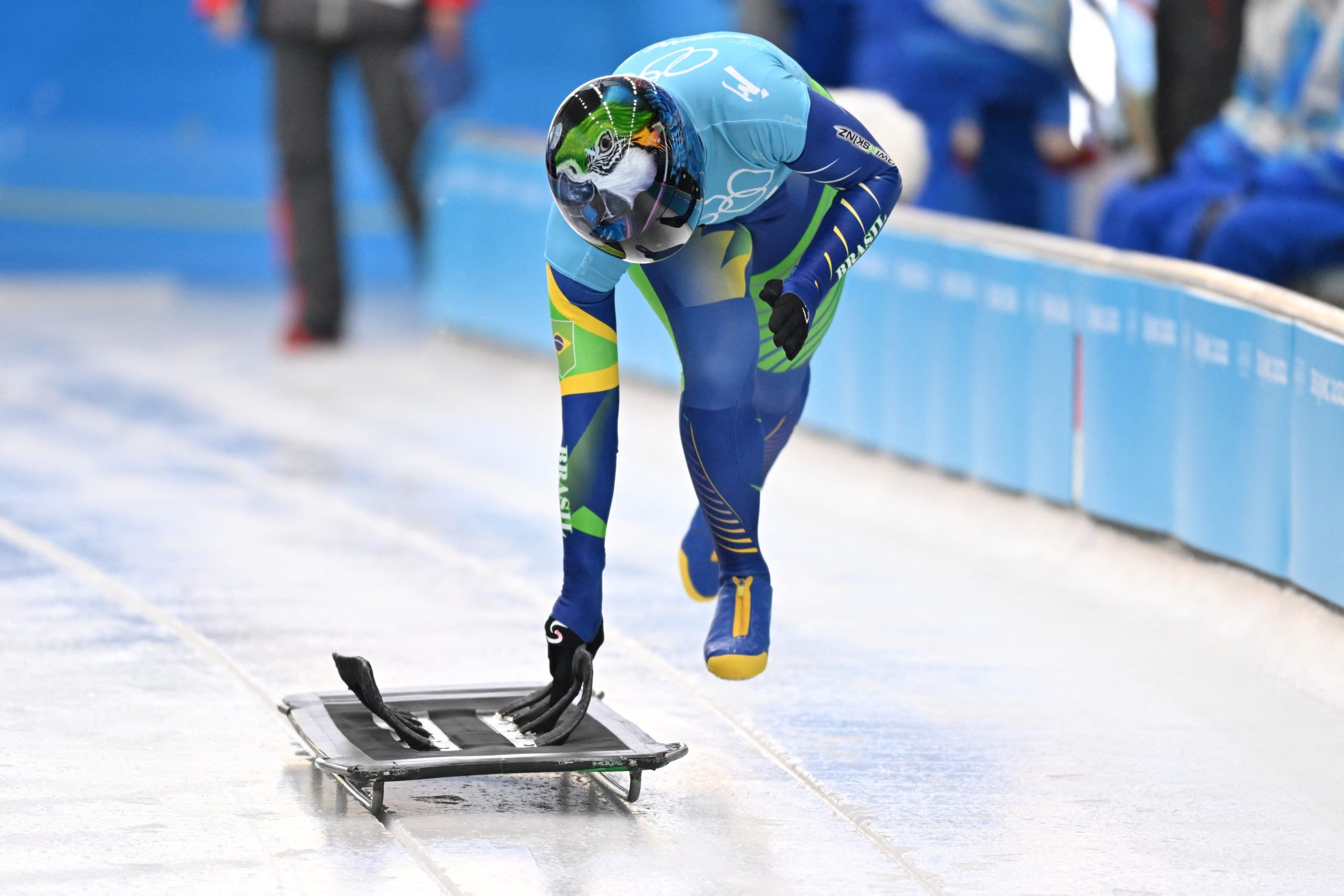 Rivais no gelo, Nicole Silveira abraça namorada e se emociona após final no skeleton 6 Rivais no gelo, Nicole Silveira abraça namorada e se emociona após final no skeleton