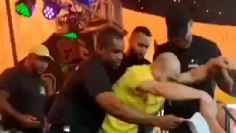 Cantor de pagode desmaia durante show e deixa palco carregado no Rio