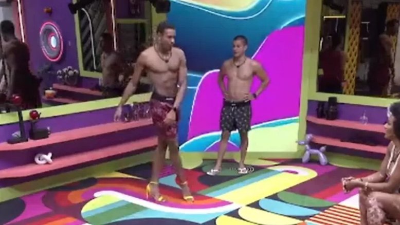 BBB22: Brothers arrancam risadas ao fazerem desfile com salto alto de Natália
