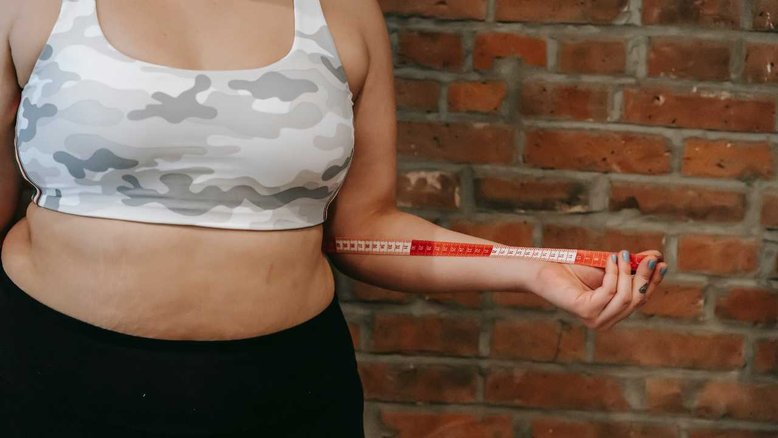 mulher com fita métrica na barriga. chá verde pode acelerar o emagrecimento?