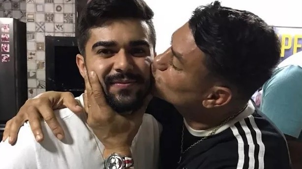 Popó Freitas posa com o namorado do filho em rede social: 'O genro'