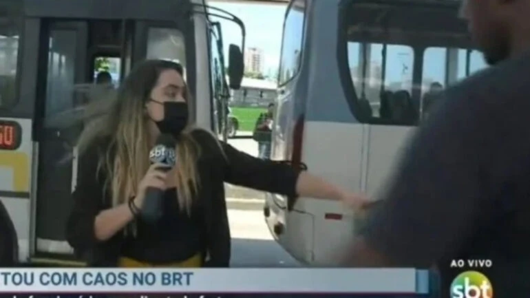 Repórter do SBT Rio é intimidada por dois homens ao vivo; veja vídeo