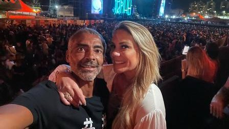 Romário se declara para namorada 25 anos mais jovem: 'Você é f***'